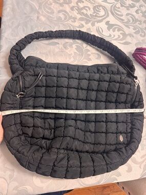 FREE PEOPLE black  Quilted Black Shoulder Bag - Lightweight Puffer Style EUC